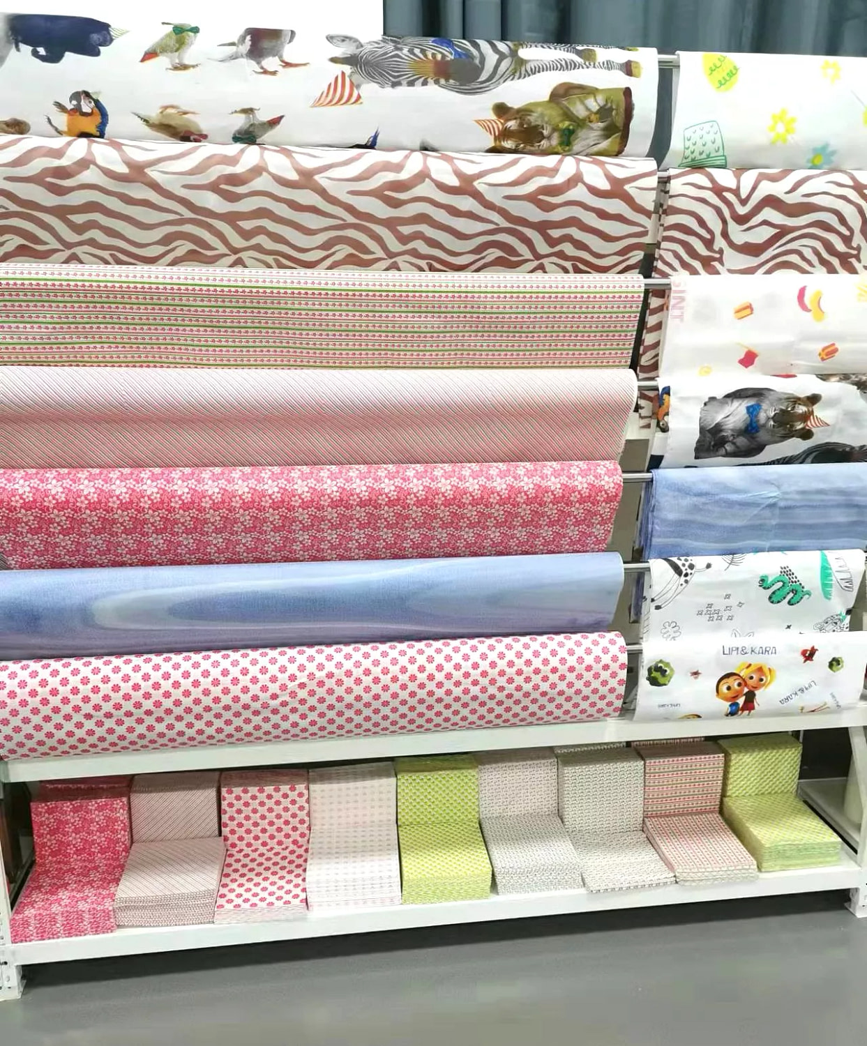 display of patterned linen-like napkin in bulk